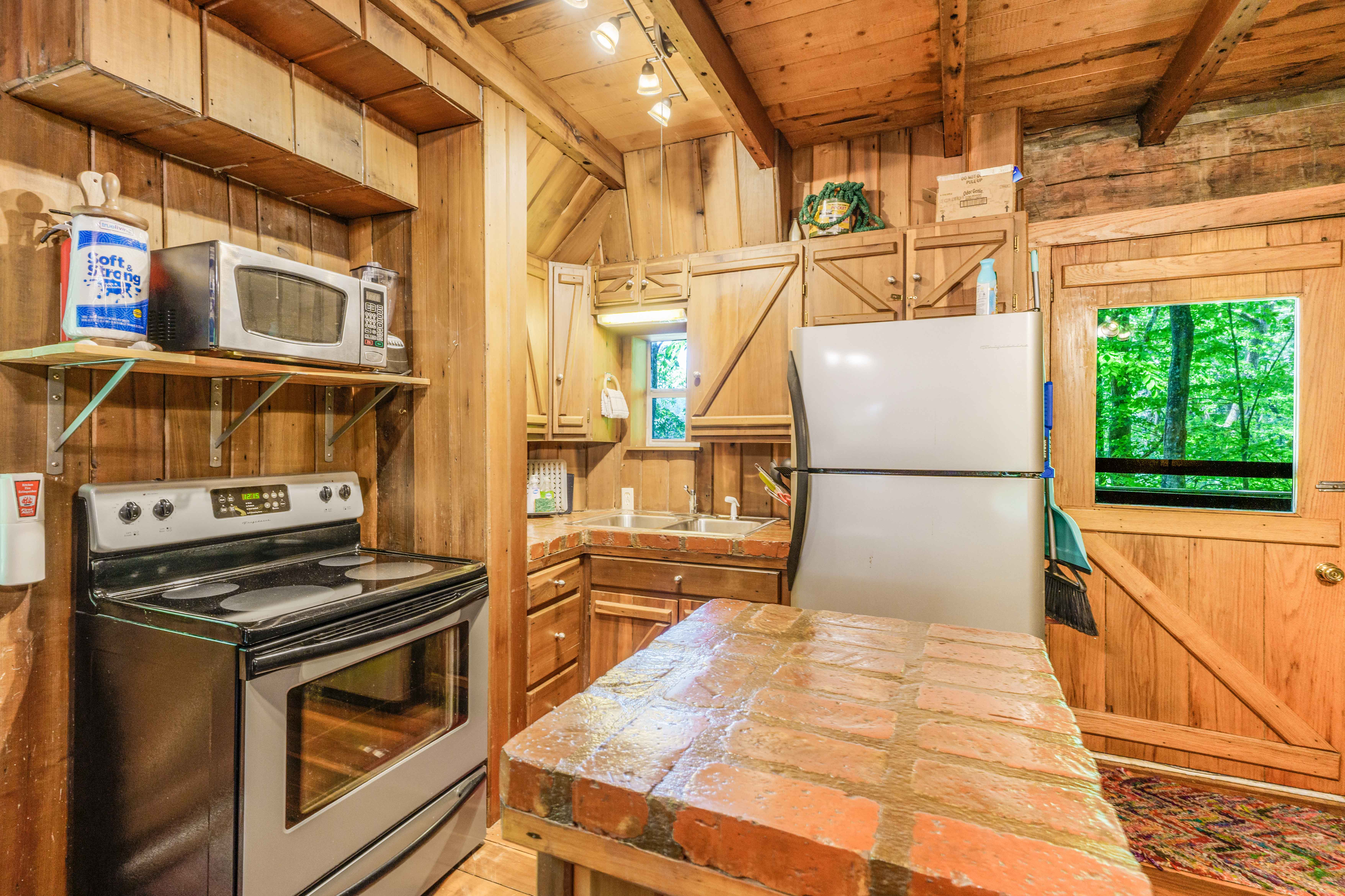 Rustic Lakefront Cabin on Private 1.11 +/- Acre Lot on Barren River Lake with Dock! photo 9